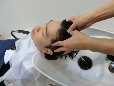 Rigaos_roh_頭皮マッサージ風景