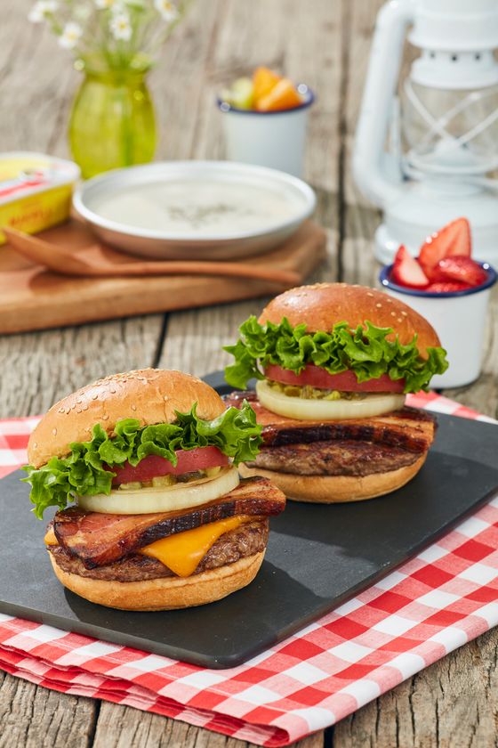 厚切りベーコンを桜チップで燻してスモーキーな味わい
「クラシックスモークベーコンチーズバーガー」
「クラシックスモークベーコンバーガー」
期間限定発売