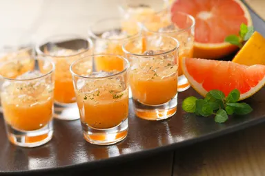 グレープフルーツのわらび餅 ミントジュレがけ