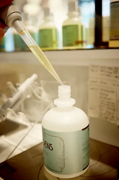 チョイスした香りを併設したラボで調合