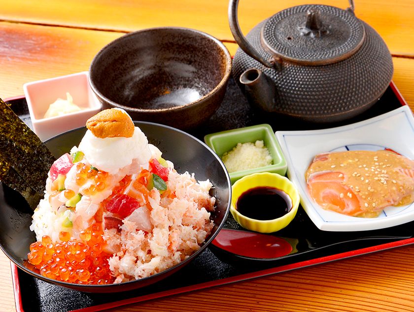 海鮮丼の概念を覆す！「七撰八種・極・海鮮丼」が登場　
販売開始、約1ヶ月で500杯突破
“一食で7回以上おいしい”最後まで飽きずに食べられる海鮮丼