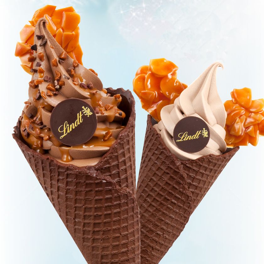 リンツの一番人気ひんやりショコラスイーツ
「ソフトクリーム ショコラ」に
春夏期間限定フレーバー「キャラメルシーソルト」が
4月24日新登場!
~甘さとしょっぱさの絶妙なバランス~