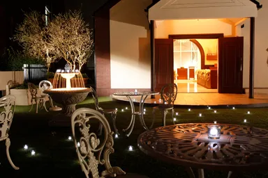 ロマンティックなチャペル前ガーデン