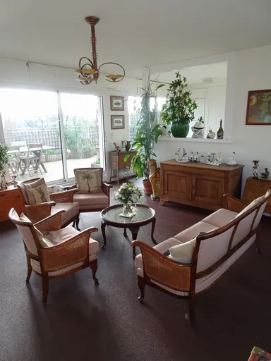 パリの自宅のリビング