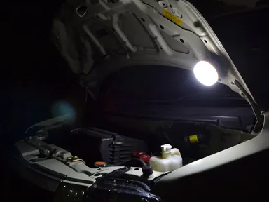 マグネットでボンネットに装着