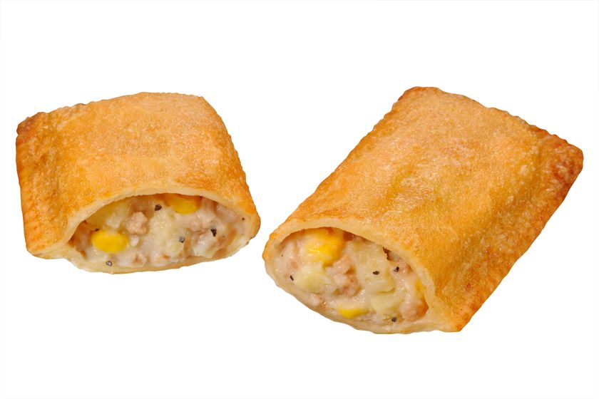 人気の「揚げピザ」 に新作が登場！
ワンハンドで食べられる“揚げピザ（ベーコンポテト）”
４/２１（金）より順次発売