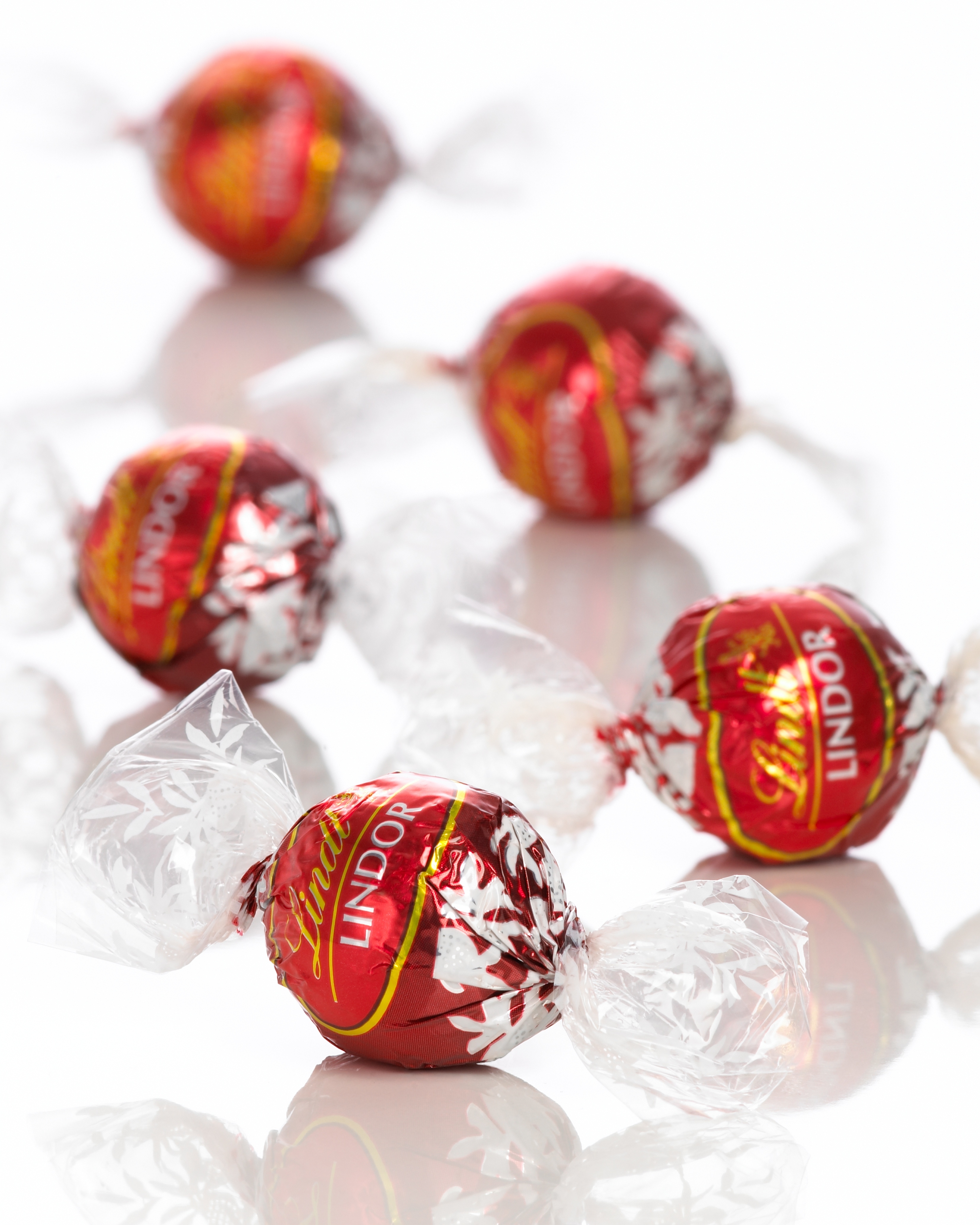 Конфеты шарики в шоколаде. Линдор Линд конфеты красные. Линдт Линдор конфеты шар. Круглые шоколадные конфеты Линдор. Красные круглые конфеты Линдор.