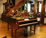 【フラワーアレンジメントイメージ】 自動演奏ピアノを花器に見立てた フラワーアレンジメント