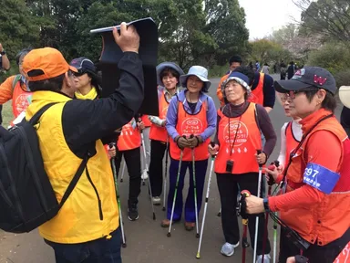 ボランディアガイドが見所を説明