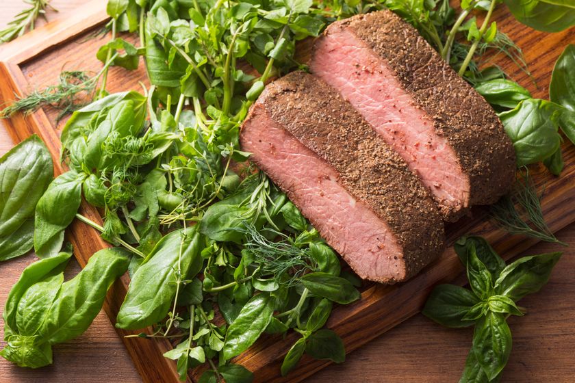 “フレッシュハーブ×ローストビーフ”が至極の美味さ
　季節限定メニュー
「たっぷりハーブで食べるローストビーフ」登場！！