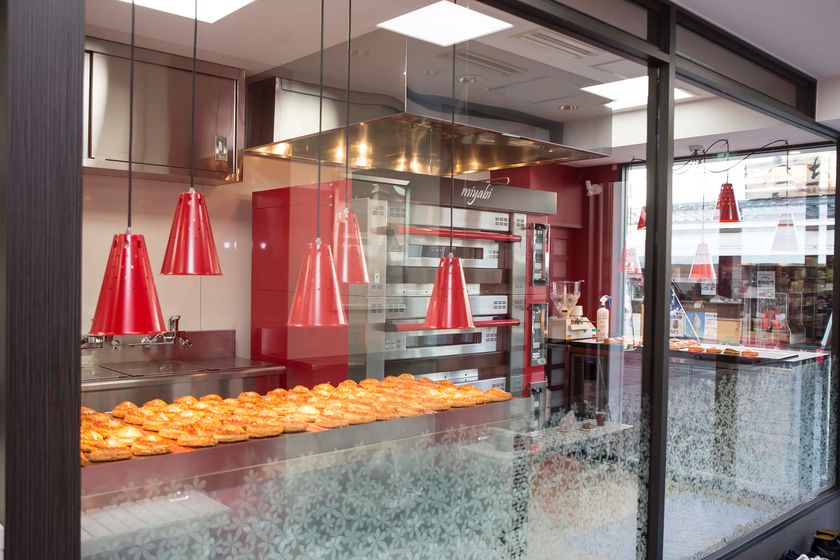 出来たてアツアツ！信州産りんご100％のアップルパイを店頭で
　善光寺仲見世通りに実演工房付の専門店をオープン
～信州りんご菓子工房　BENI-BENI～