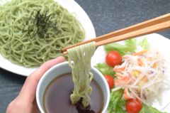 累計販売数30万食を突破した秋田県民のソウルフード『緑のざる中華』今季販売スタート！～秋田では「ざる中華」と言えば緑の麺！～