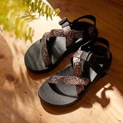 ADAM ET ROPE × Chaco　復刻 別注サンダルを4月28日発売！インパクトのあるパイソン柄を施した新色グレーが登場