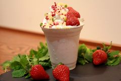 桃の香りの“不思議なイチゴ”を使ったチョコドリンク　自由が丘チョコレート専門店が作るフローズン・スイーツ「100％イチゴチョコドリンク」をマジドゥショコラで販売開始！