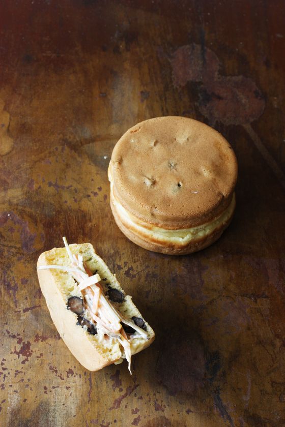 垂涎必至！話題の「蒸し豆」を活用した新メニュー登場！
『蒸し黒豆の豆乳やき』
豆乳専門店ミスタービーンにて、2017年5月1日(月)より販売