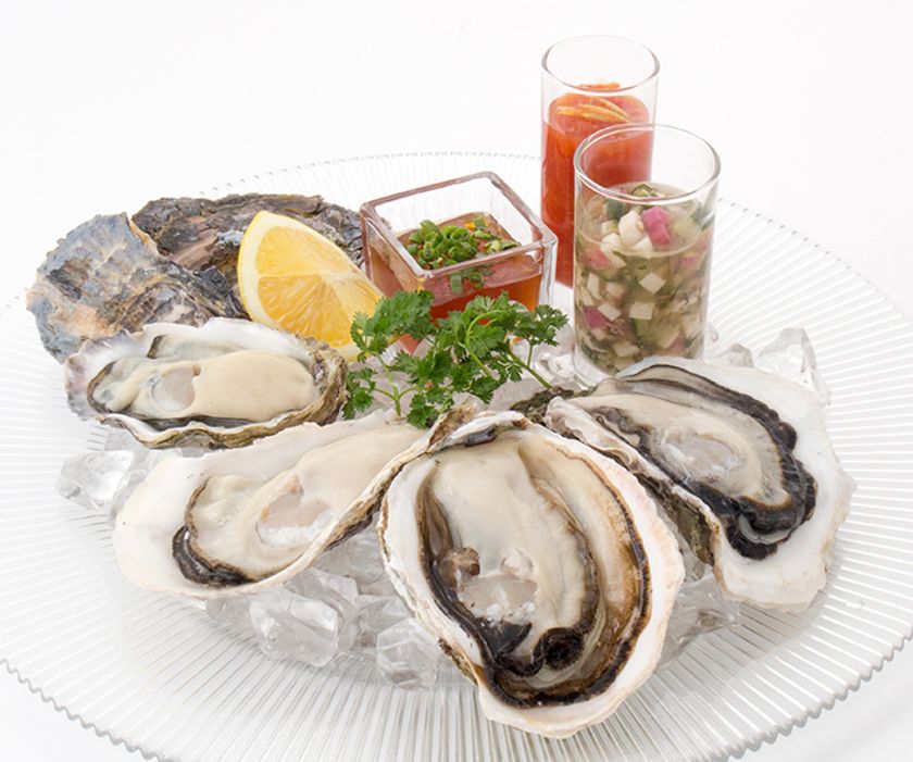 夏の味覚「岩牡蠣」を先取り！ゴールデンウイーク限定の
生牡蠣プレート登場！
当社オリジナル岩牡蠣『種(しゅ)夏(か)』を含めた
今期初出荷４産地の牡蠣を食べ比べ！