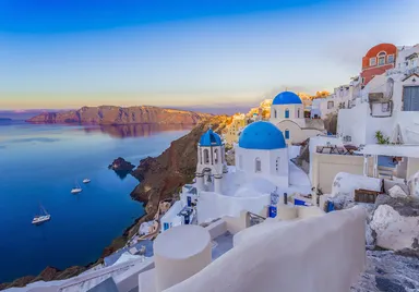 白い家が断崖絶壁に並ぶサントリーニ島(ノルウェージャン スターが寄港)