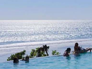 ＜インドネシア・バリ島＞【ビーチクラブ】ポテト・ヘッド「POTATO HEAD」デイ・ナイトパス／ディナー