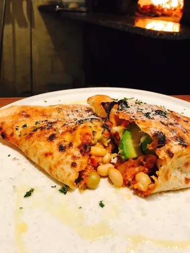 蒸し豆のチリコンカン風カルツォーネ(断面)