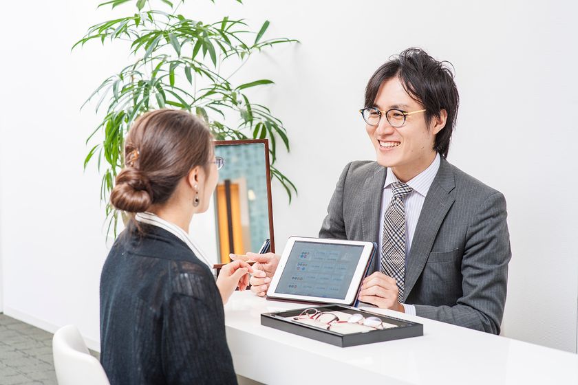 「パリミキ・メガネの三城」を運営する株式会社三城へ、
通訳サービス「SMILE CALL（スマイルコール）」
約1,000台一斉導入