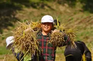 「ごたっ子の田んぼ」より《刈り取った稲をかつぐ》2011年　西村 豊 (C)Yutaka Nishimura