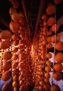 《数珠のように干された渋柿》2004年　西村 豊 (C)Yutaka Nishimura