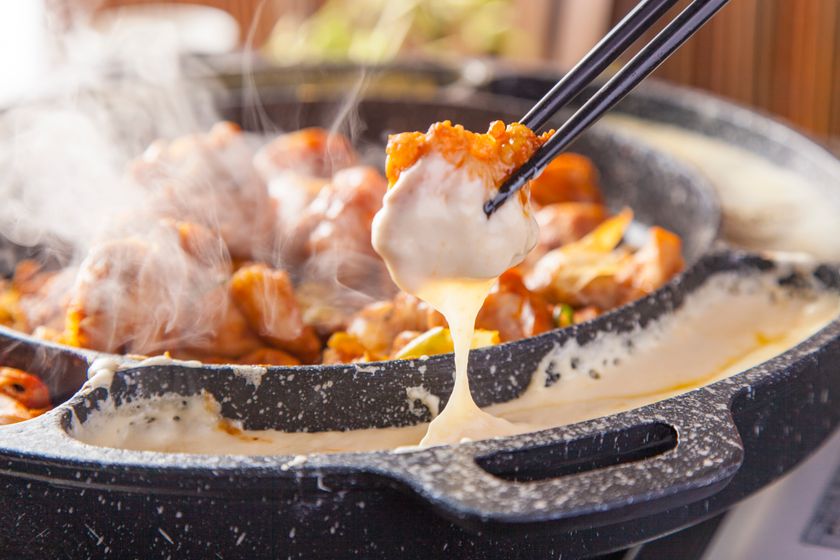 いまメディアで話題の「チーズフォンデュタッカルビ」を
OPEN記念で1,000円で提供します！