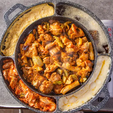 お鍋の真ん中にあるタッカルビを取り囲んだチーズやケランチムなどにフォンデュしてお召し上がりいただけます。