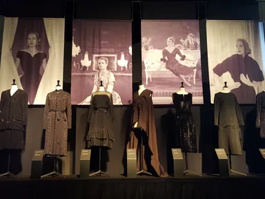 プリンセスの品格をもたらすブラックドレス