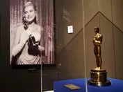 映画「喝采」で受賞したオスカー像の実物