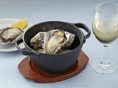 オイスターバーの海洋深層水蒸し牡蠣（3 個） 1,200 円
