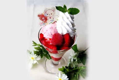 コリラックマとチャイロイコグマのストロベリーパフェ　1,300円