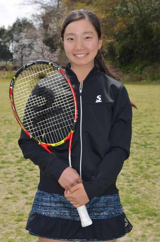 小堀桃子選手、野口莉央選手、加治遥選手と
スリクソンテニス用品総合使用契約を締結