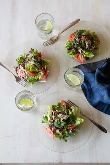 牛肉とヘンプナッツのエスニックサラダ