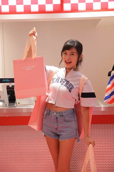 第一号目のお客様となった小島瑠璃子さん