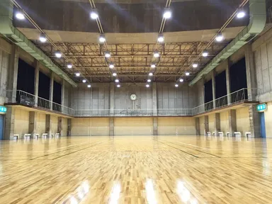 体育館も眩しくないLED照明でバトミントンが出来ます