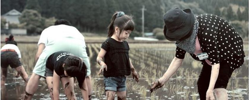 大自然に育まれた水田での田植え体験を南阿蘇と富士吉田で開催！
『PREMIUM WATER presents田植え体験』イベント