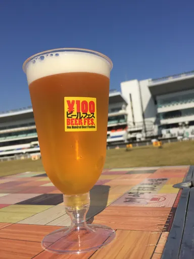 開放的な空間で飲むビール、最高！