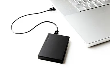 カードサイズのコンパクトでスタイリッシュなデザイン