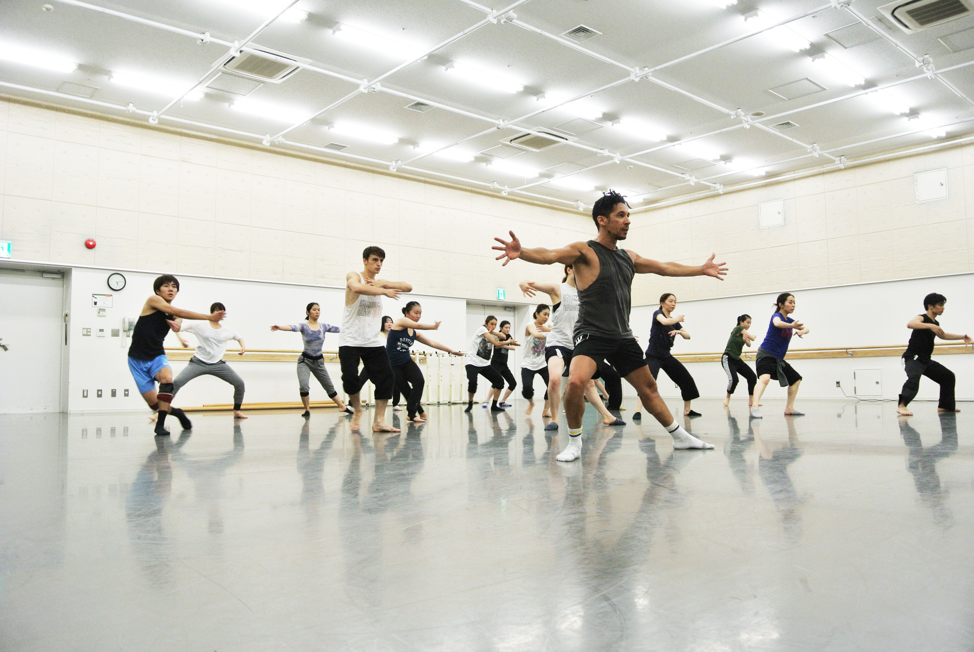 マシュー ボーンを生んだ英国伝統のモダン ダンス学校 トリニティ ラバン が日本で初めてのオープンクラスを開催 一般社団法人 日英ダンス 協会のプレスリリース