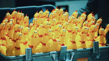 大量のチキン人形がケースの中から出現し「ウォー!!」