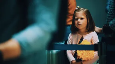 やりとりを複雑な表情で見つめる少女