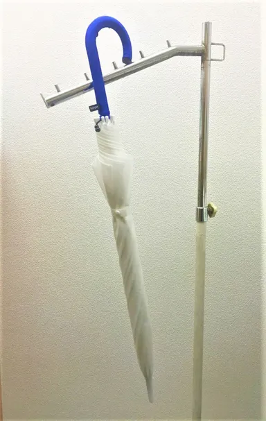 どこでも傘をひっかけることができ、傘の置き場に困りません。