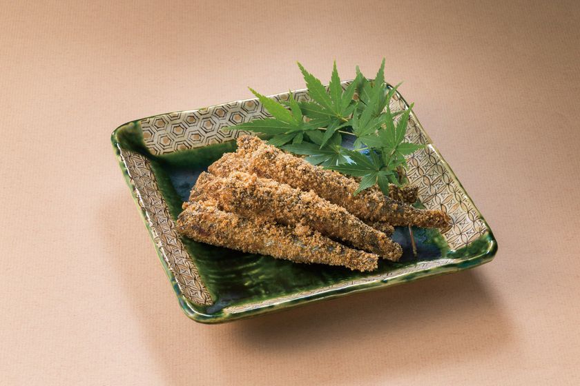 年間15万パック完売！テレビにも取り上げられた
『いわし甘露煮金ごま包み』をWEB限定セットで発売