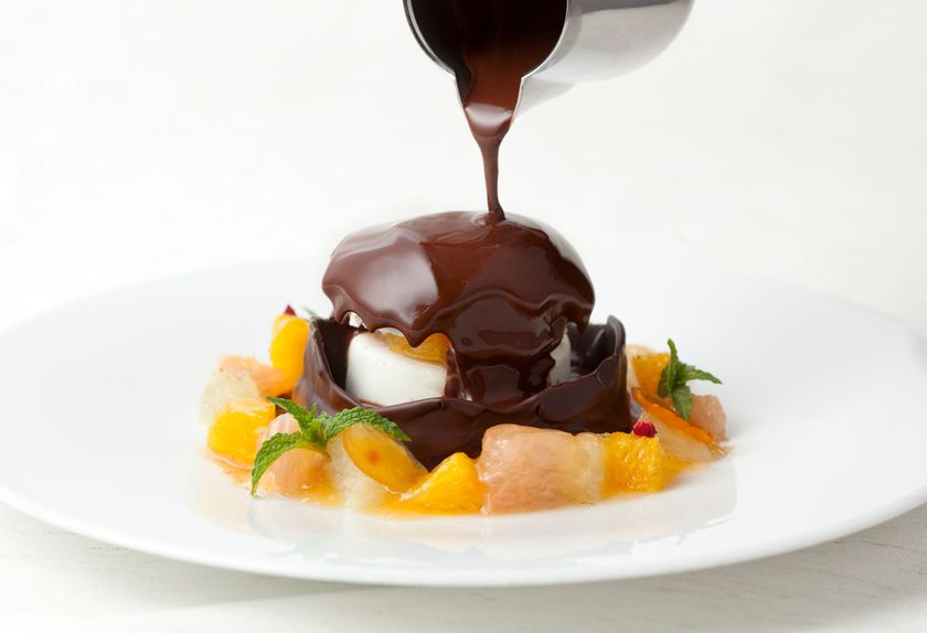 リンツ ショコラ カフェ 銀座店 オープン七周年を記念して
銀座店限定の夏デザート『リンツ ドームショコラ アグリュム』
6月9日に新登場!