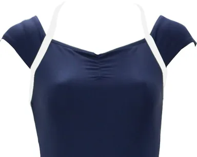 胸元にはギャザー