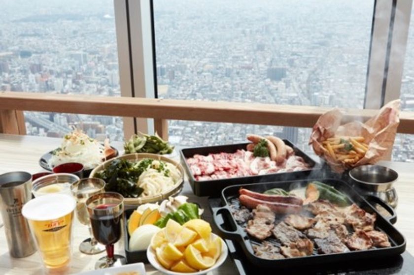 あべのハルカス展望台ビアガーデン「Beer３００」
6月１日（木）から３つの新サービスを開始
～あべのハルカス３周年×アサヒスーパードライ３０周年記念　「Beer３００ガール」登場など～