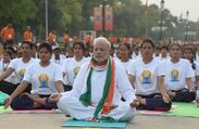 第1回国際ヨガの日にインドの祭典にて瞑想するナレンドラ・モディ首相