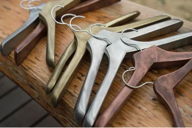 ハンガー(木製)にメタルコーティング(下から銅・錫・真鍮・銅・錫)