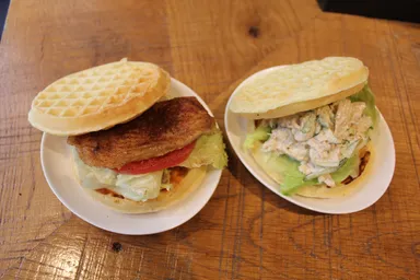 タンドリーチキン(左)と棒棒鶏(右)のワッフルサンドイッチ 各480円